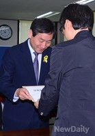 [포토]인천선관위에 후보등록 서류 접수하는 유정복 후보