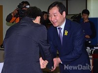 [포토]후보등록 위해 인천선관위 방문한 유정복후보