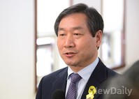 [포토]인터뷰하는 새누리 유정복  인천시장 후보