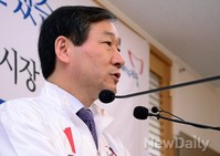 [포토]공약 밝히는 새누리당 유정복 인천시장 후보