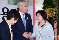 [포토]선거사무소 개소식, 손님 맞이하는 문용린 교육감 후보