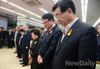 [포토]문용린 교육감후보 사무소 개소식 시작 전, 세월호 희생자에 애도 묵념