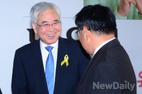 [포토]환한 미소 짓는 문용린 교육감 후보