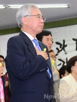 [포토]국민의례하는 문용린 서울시 교육감 후보