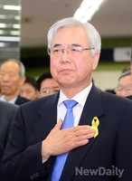 [포토]가슴에 손 얹은 문용린 교육감 후보