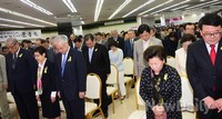 [포토]문용린 교육감 후보 개소식, 식 전 엄숙한 국민의례