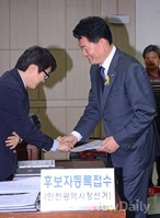 [포토]악수하는 송영길 후보