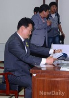 [포토]서류 확인하는 송영길 후보