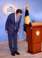 [포토]기자회견 시작 전 인사하는 정몽준 후보