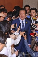 [포토]취재진 질문에 답변하는 정몽준 서울시장 후보