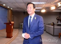 [포토]기자회견 마친 후 회견장 나서는 정몽준 후보