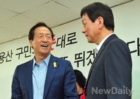 [포토]진영 의원 보며 웃는 정몽준 후보