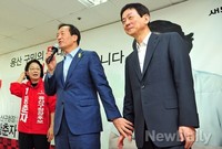 [포토]진영 의원 손 잡고 웃는 정몽준 후보