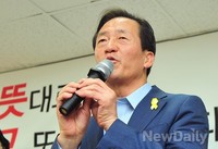 [포토]용산구청장 황춘자후보 개소식 축사하는 정몽준 의원