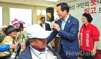 [포토]황춘자 후보 개소식, 용산구민들과 인사나누는 정몽준 후보