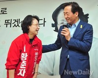 [포토]황춘자 용산구청장후보 칭찬하는 정몽준 후보