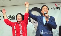 [포토]황춘자 용산구청장후보 손잡고 만세하는 정몽준 후보