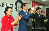 [포토]새누리당 용산구청장 후보 격려의 박수 치는 전몽준 후보