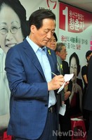 [포토]메모하는 정몽준 서울시장 후보