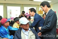 [포토]인사나누는 정몽준 서울시장 후보