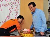 [포토]지진체험 하는 정몽준후보