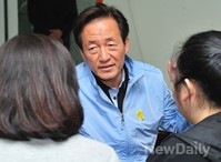 [포토]시민들과 대화나누는 정몽준 후보