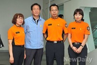 [포토]안전체험관 119대원들과 기념촬영하는 정몽준 후보