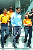 [포토]안전체험 마친 후 설명 들으며 내려오는 정몽준 후보