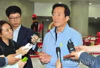 [포토]기자들 질문에 답변하는 정몽준 후보