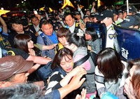 [포토]청와대로 향하자던 시위대와 충돌하는 경찰