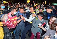 [포토]서울도심은 무법, 경찰무전기 뺏는 집회참가자