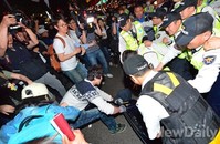 [포토]촛불집회, 경찰방패 뺏는 시위참가자