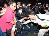 [포토]떼촛불집회, 추락한 공권력