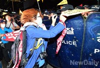 [포토]촛불집회, 과격한 시위 참가자