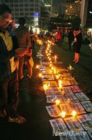 [포토]고요한 추모의 서울광장 휩쓸고 간 촛불집회 흔적