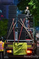 [포토]선두에서 촛불집회 행진을 유도하는 차량