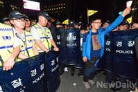 [포토]청와대로 향하자던 시위 참가자들..경찰과 대치