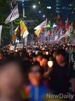 [포토]촛불들고 행진하는 집회참가자들