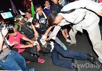 [포토]일부 시위참가자들 경찰에게 화풀이