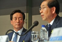 [포토]박원순 후보 바라보는 정몽준후보