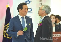 [포토] 대화 나누는 정몽준-문용린 서울시 교육감 후보