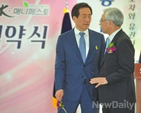 [포토] 대화 나누는 문용린 서울교육감 후보와 정몽준 서울시장 후보