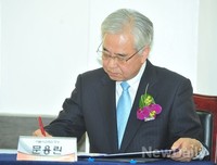 [포토]매니페스토 협약증서 사인하는 문용린 교육감 후보