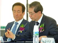 [포토]매니페스토 협약증서 사인하는 박원순 후보