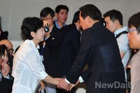 [포토]사회복지정책토론회에서 인사 나누는 정몽준 후보