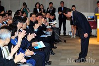 [포토]사회복지정책토론회에서 인사하는 정몽준 후보