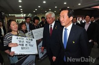 [포토]장애인정책토론회 참석하는 정몽준 의원
