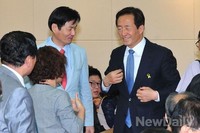 [포토]수화로 인사 나누는 정몽준 후보 