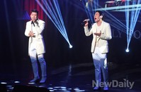 [포토]5년만에 컴백 열창하는 플라이투더스카이