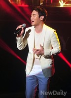 [포토]플라이투더스카이 컴백, 열창으로 목에선 핏대 돋보이는 환희